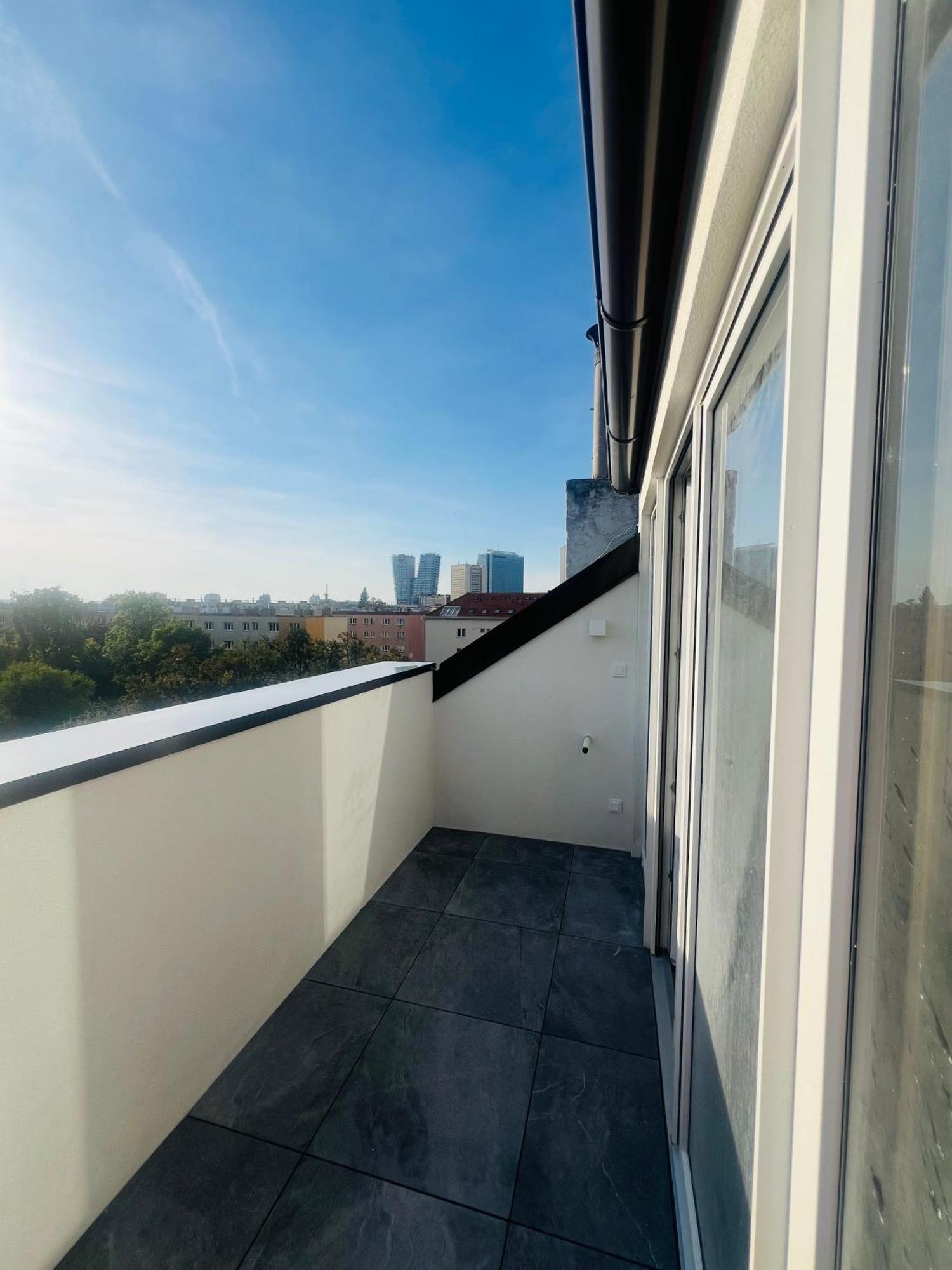 New Sunny Rooftop With A Terrace 10-15 Minutes Drive From Centre Apartment