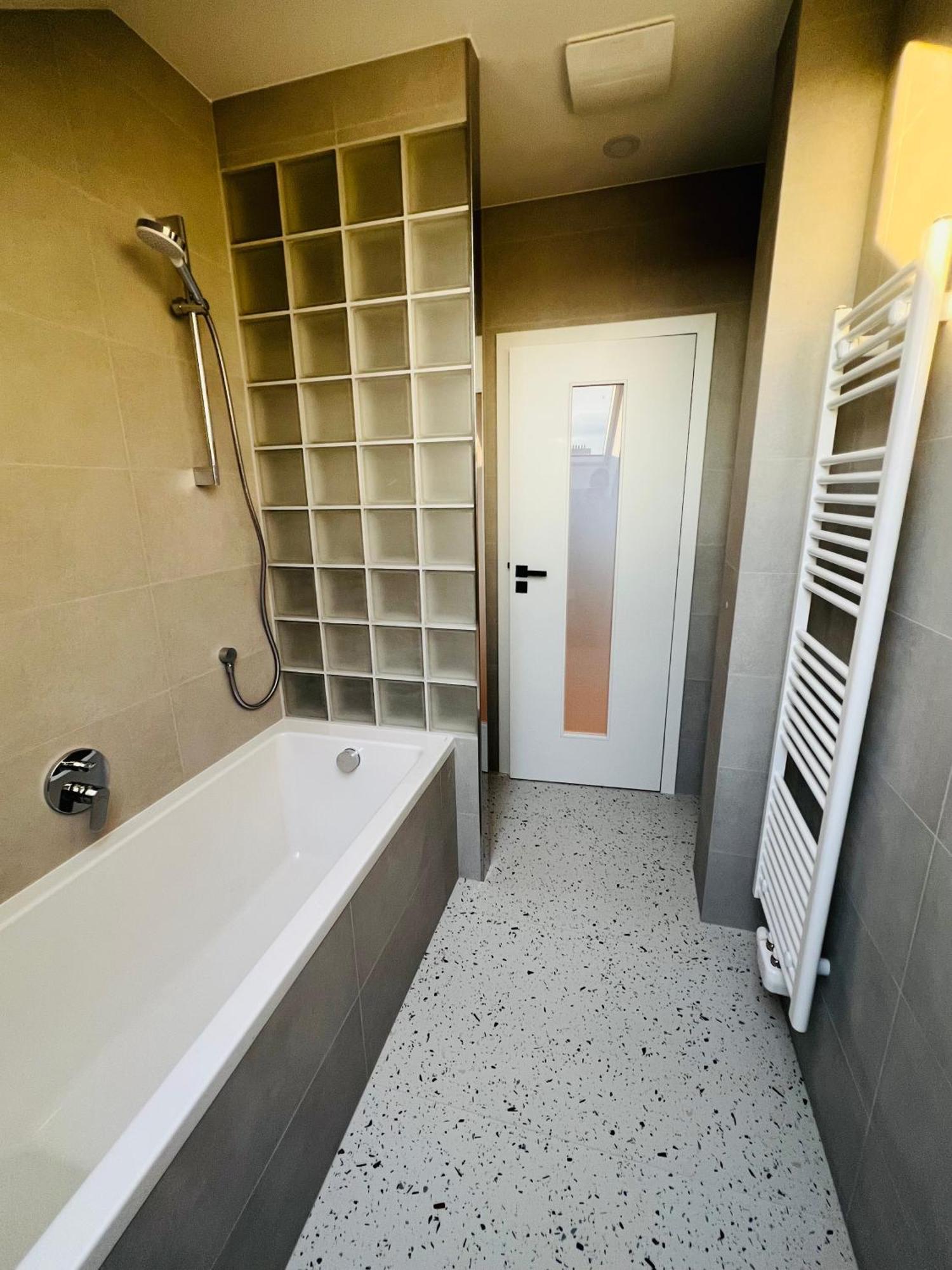 Apartment New Sunny Rooftop With A Terrace 10-15 Minutes Drive From Centre Prague