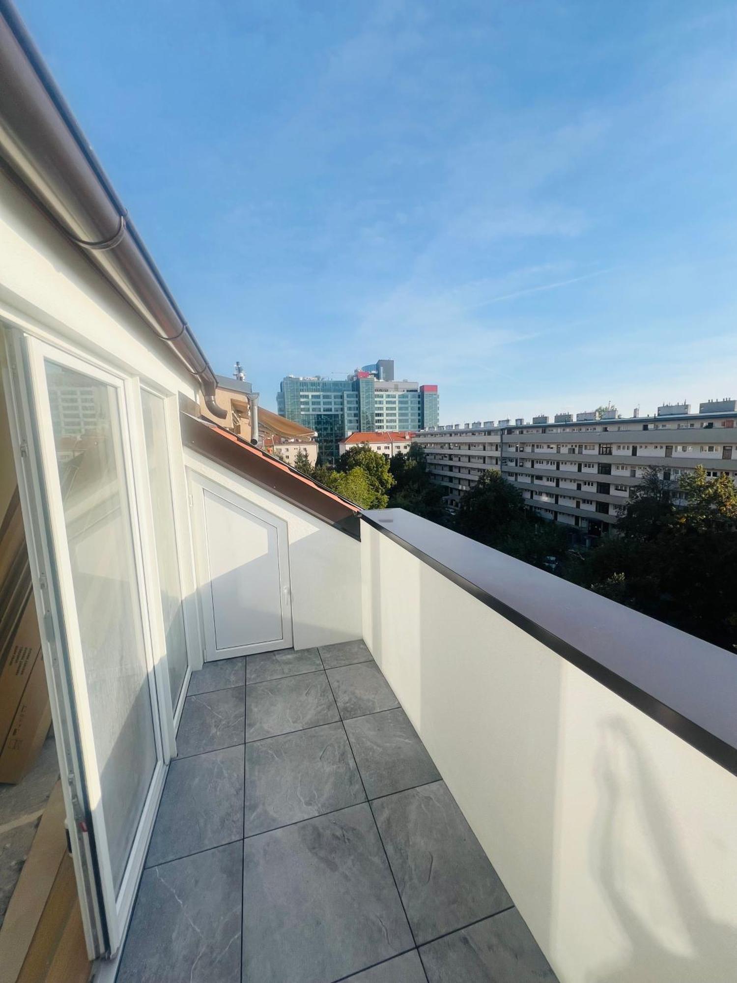 Apartment New Sunny Rooftop With A Terrace 10-15 Minutes Drive From Centre